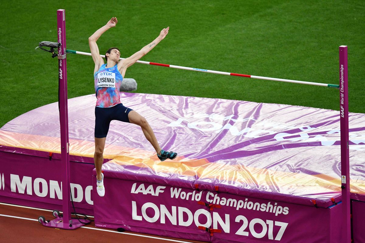 Во время спортивных состязаний спортсмен стреляет из лука выберите правильное утверждение см рисунок