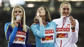 12 августа. Лондон. Россиянка Мария ЛАСИЦКЕНЕ (в центре) с золотом ЧМ-2017 на пьедестале с украинкой Юлией ЛЕВЧЕНКО (слева) и полькой Камилой ЛИЦВИНКО.
