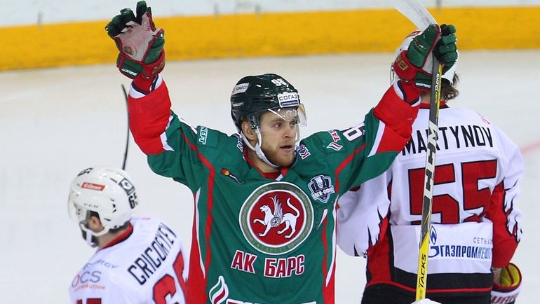 Федор МАЛЫХИН (в центре). Фото photo.khl.ru Федор МАЛЫХИН (в центре). Фото photo.khl.ru