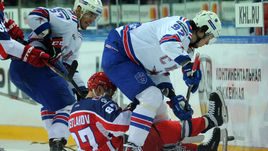 9 сентября 2016 года. Москва. Нападающий ЦСКА Андрей СВЕТЛАКОВ (в центре) борется за шайбу с петербуржцами Александром ДЕРГАЧЕВЫМ (справа) и Егором РЫКОВЫМ.