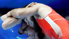 Сегодня. Париж. Гаджимурад РАШИДОВ (справа) в финальной схватке против азербайджанца Хаджи АЛИЕВА.