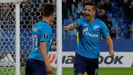 Вчера. Санкт-Петербург. "Зенит" – "Русенборг" – 3:1. 1-я минута. Только что Эмилиано РИГОНИ (№ 10) открыл счет. Его поздравляет другой аргентинец – Себастьян ДРИУССИ.