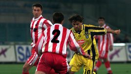 22 апреля 1999 года. Рим. "Лацио" - "Локомотив" - 0:0. В игре нападающий римлян Роберто МАНЧИНИ (№ 10), чей клуб после этой ничьей в ответном матче 1/2 финала Кубка кубков (в Москве было 1:1) пройдет команду Юрия Семина, а потом возьмет трофей.