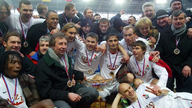 "Локомотив" с суперкубком в марте 2002 года. Фото Алексей ИВАНОВ, "СЭ"