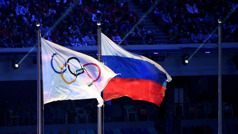 Флаги МОК и России на церемонии закрытия Олимпиады-2014 в Сочи. Фото AFP Флаги МОК и России на церемонии закрытия Олимпиады-2014 в Сочи. Фото AFP