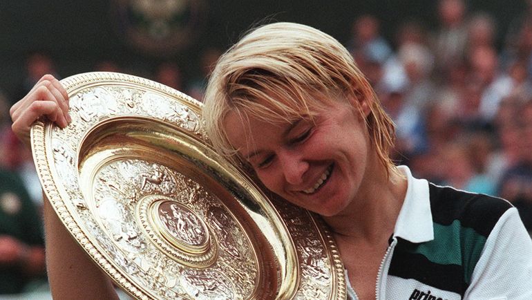 1998 год. Яна НОВОТНА и ее чемпионская тарелка на Уимблдоне. Фото AFP 1998 год. Яна НОВОТНА и ее чемпионская тарелка на Уимблдоне. Фото AFP