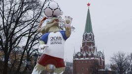Среда. Москва. Талисман ЧМ-2018 Волк Забивака возле Кремля.