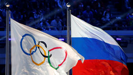 Флаги МОК и России в Сочи-2014. В Пхенчхане-2018 российские спортсмены не смогут демонстрировать национальную символику до церемонии закрытия Игр и будут выступать под своей фамилией в статусе "Олимпийский атлет из России" в "нейтральной" форме под олимпийским флагом, а на церемонии награждения в случае их победы будет играть олимпийский гимн.