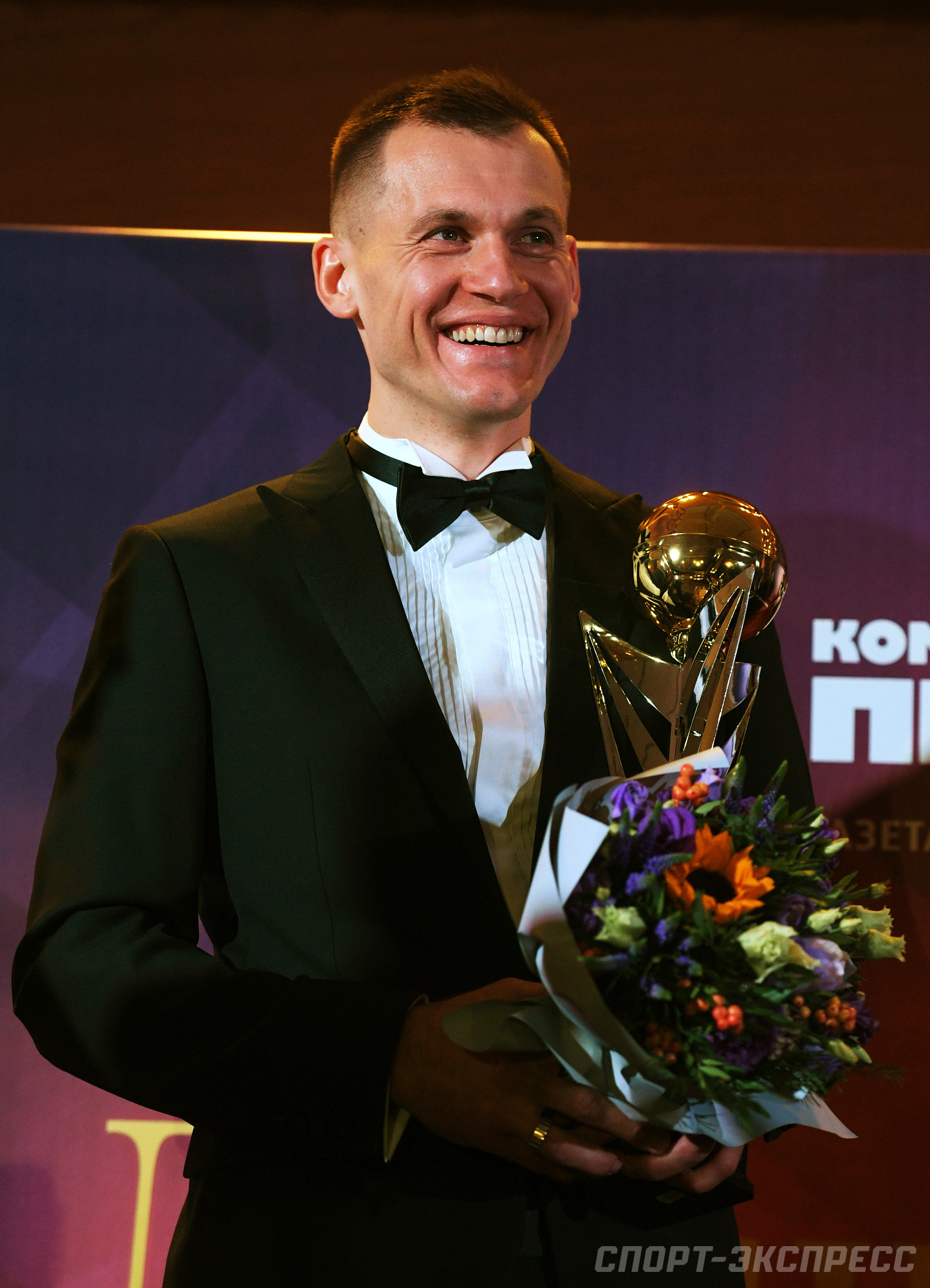 parni-v-smokingah-razdevayutsya-smotret-porno-lesbi-s-dlinnimi-soskami