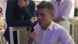 Александр КОКОРИН на свадьбе у друзей приложил дуло пистолета к своей голове.