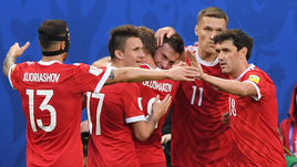 Федор СМОЛОВ (в центре), Денис ГЛУШАКОВ (№8), Александр ГОЛОВИН (№17), Федор КУДРЯШОВ (№13), Александр БУХАРОВ (№11), Юрий ЖИРКОВ и их партнеры по сборной России шагают в важный для себя год.