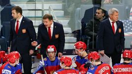 Валерий БРАГИН (второй слева) и его команда.