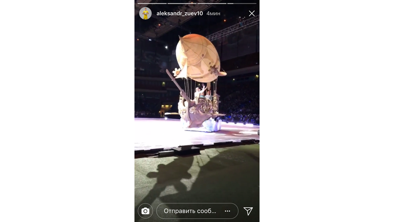 Александр ЗУЕВ на ледовом шоу с участием Аделины СОТНИКОВОЙ. Фото instagram.com/ Александр ЗУЕВ на ледовом шоу с участием Аделины СОТНИКОВОЙ. Фото instagram.com/