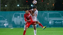 Сегодня. Дубай. "Спартак" - "Шанхай Шанган" - 0:1. Георгий ДЖИКИЯ (справа) в борьбе с Люем ВЭНЬЦЗЮНЕМ.