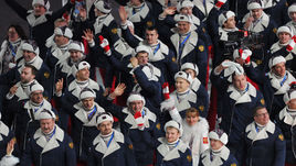 Делегация сборной России на открытии Олимпиады-2014 в Сочи. В Пхенчхане наших спортсменов будет заметно меньше, причем выступать они будут без национальных флага и гимна.
