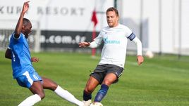 Сегодня. Белек. "Зенит" - "Стумбрас" - 2:0. В игре капитан сине-бело-голубых Доменико КРИШИТО (справа).