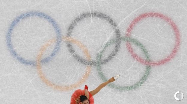 олимпийские кольца на льду катка