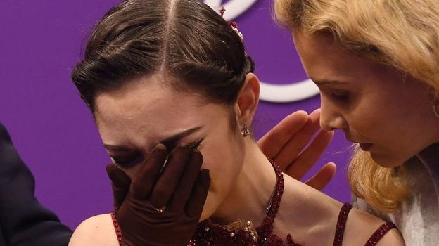 крупный план лица фигуристки с эмоциями после выступления