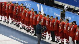 Сегодня. Пхенчхан. Сборная России после финала с Германией. В ее честь играет олимпийский гимн и поднимается олимпийский флаг. Но болельщики поют гимн России. И все знают, какую страну представляет лучшая команда Игр-2018.