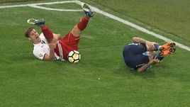 Суббота. Санкт-Петербург. "Зенит" - "Амкар" - 0:0. Николай ЗАЙЦЕВ (слева) в одном моменте получил травму и вторую желтую карточку.