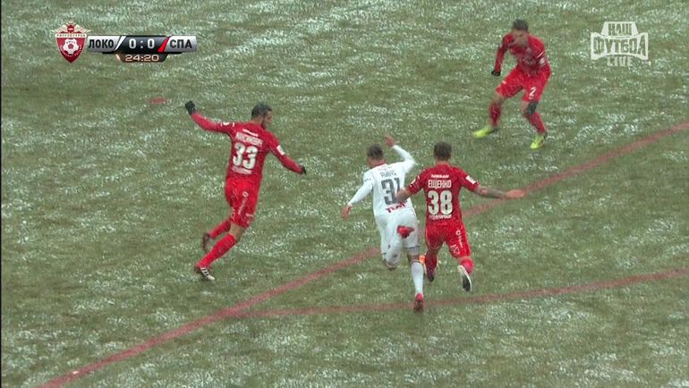 Спорный эпизод на 24-й минуте. Спорный эпизод на 24-й минуте.