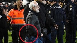 11 марта. Салоники. ПАОК - АЕК. Иван САВВИДИ на поле. На поясе - кобура.