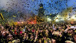 1 мая 2017 года. Арнем. Фанаты "Витесса" празднуют главный успех в истории клуба – победу в Кубке Голландии.