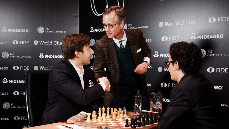 Сергей КАРЯКИН перед игрой против Фабиано КАРУАНА. Фото FIDE World Chess