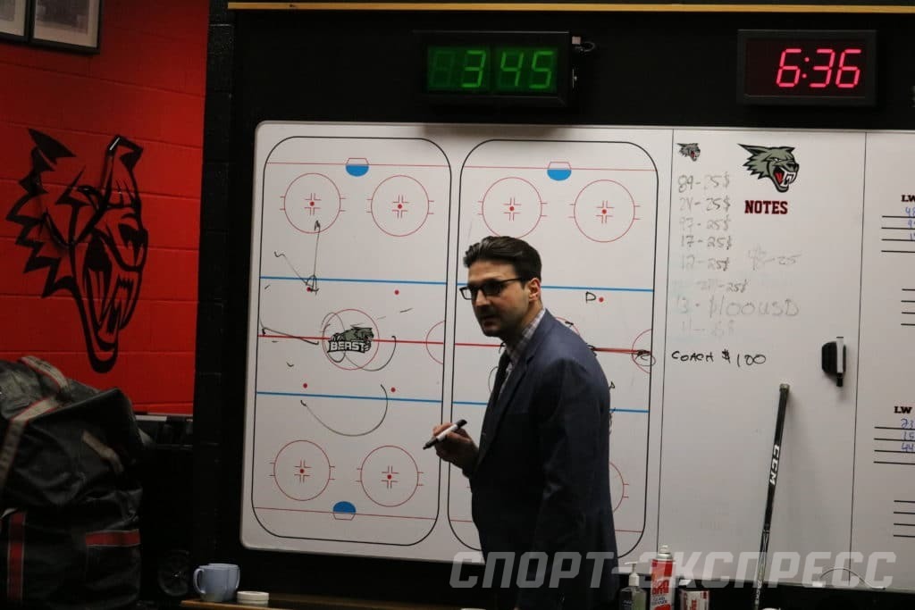 Пристроился к девушке в автобусе, огромный член негра раздирает анус