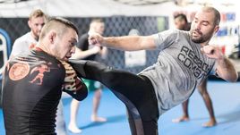 Артем ЛОБОВ (справа).