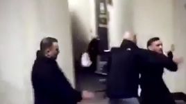 Конор МАКГРЕГОР вместе со своими друзьями напали на автобус Хабиба НУРМАГОМЕДОВА.