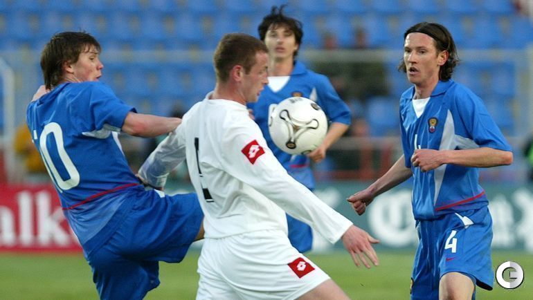 30 апреля 2003 года. Тбилиси. Грузия - Россия - 1:0. Россияне Марат ИЗМАЙЛОВ, Евгений АЛДОНИ и Алексей СМЕРТИН против Малхаза АСАТИАНИ. 30 апреля 2003 года. Тбилиси. Грузия - Россия - 1:0. Россияне Марат ИЗМАЙЛОВ, Евгений АЛДОНИ и Алексей СМЕРТИН против Малхаза АСАТИАНИ.
