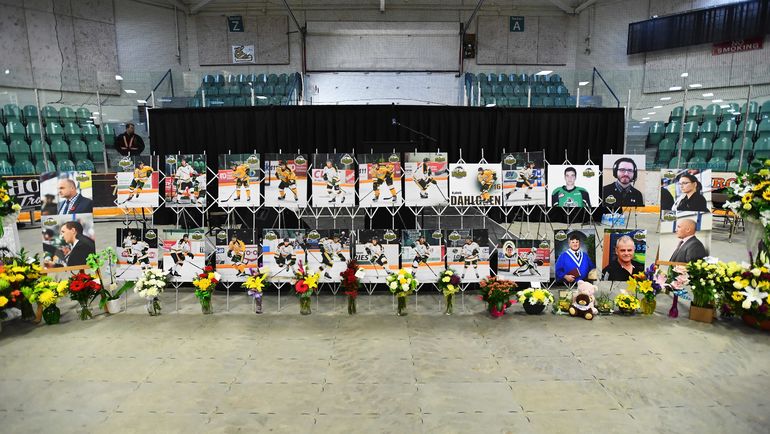 Прощание с хоккеистами команды "Гумбольдт Бронкос". Фото AFP