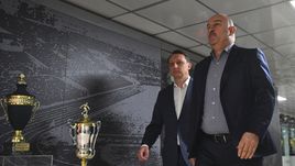 Пятница. Москва. Главный тренер национальной команды Станислав ЧЕРЧЕСОВ (справа) и пресс-атташе сборной Игорь ВЛАДИМИРОВ.