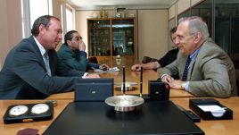 Май 2001 года. Москва. Владимир КУЧМИЙ принимает в своем в кабинете главного тренера сборной России и &quot;Спартака&quot; Олега РОМАНЦЕВА. Второй слева - пресс-атташе Александр ЛЬВОВ, сейчас - обозреватель &quot;СЭ&quot;.