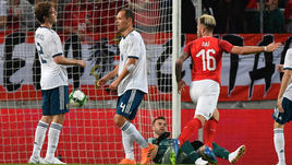 Среда. Инсбрук. Австрия - Россия - 1:0. 28-я минута. Только что Алессандро Шепф (за кадром) забил гол в ворота Игоря АКИНФЕЕВА.