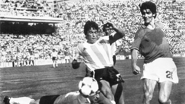 29 июня 1982 года. Барселона. Аргентина - Италия - 1:2. Вратарь Убальдо ФИЛЛОЛ и Даниэль ПАССАРЕЛЛА пытаются остановить Паоло РОССИ (справа). Фото AFP 29 июня 1982 года. Барселона. Аргентина - Италия - 1:2. Вратарь Убальдо ФИЛЛОЛ и Даниэль ПАССАРЕЛЛА пытаются остановить Паоло РОССИ (справа). Фото AFP