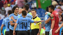 Среда. Ростов-на-Дону. Уругвай - Саудовская Аравия - 1:0. Игроки сборной Уругвая поздравляют друг друга с победой.