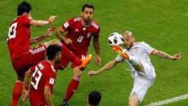 Среда. Казань. Иран - Испания - 0:1. Давид СИЛЬВА (справа) против четырех защитников сборной Ирана.