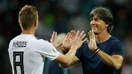 Суббота. Сочи. Германия - Швеция - 2:1. Йоахим ЛЕВ (справа) и Тони КРООС.