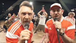 Сергей ШНУРОВ и Семен СЛЕПАКОВ исполняют песню "Чемпионы".
