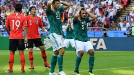 Среда. Казань. Корея - Германия - 2:0. Матс ХУММЕЛЬС (№5) только что не попал из убойной позиции - вместо головы под мяч попало плечо. Вся Германия в шоке.