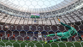 Воскресенье. Москва. Лужники. Испания - Россия - 1:1, пенальти - 3:4. 41-я минута. Пенальти Артема ДЗЮБЫ.