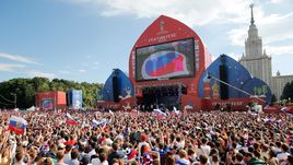 1 июля. Москва. Фан-зона на Воробьевых горах во время матча Испания - Россия.