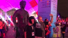 Вторник. Москва. Тушино. Английские болельщики фотографируются на фоне памятника Фёдору Черенкову после победы над Колумбией. Надпись England уже отмыта.