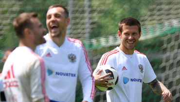 today.  Novogorsk.  Russian national team training.  Fedor SMOLOV, Artem DZYUBA and Igor Akinfeev (right to left).