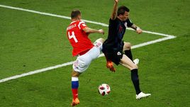 Суббота. Сочи. Россия - Хорватия - 2:2, пенальти - 3:4. Сергей ИГНАШЕВИЧ (слева) против Марио МАНДЖУКИЧА.