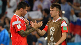 Суббота. Сочи. Россия - Хорватия - 2:2, пенальти 3:4. Федор СМОЛОВ (слева) и Александр ГОЛОВИН.