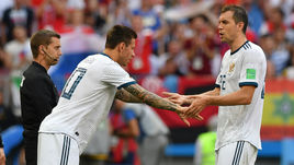 1 июля. Москва. Лужники. Испания - Россия - 1:1, по пенальти 3:4. Федор СМОЛОВ (слева) меняет Артема ДЗЮБУ.