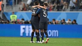 Вторник. Санкт-Петербург. Франция - Бельгия - 1:0. Защитники сборной Франции Рафаэль ВАРАН (№ 4), Самюэль ЮМТИТИ (№ 5) и Бенжамен ПАВАР.